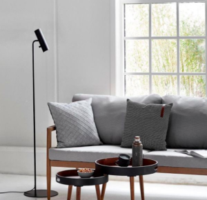 stojąca lampa podłogowa - okno w salonie